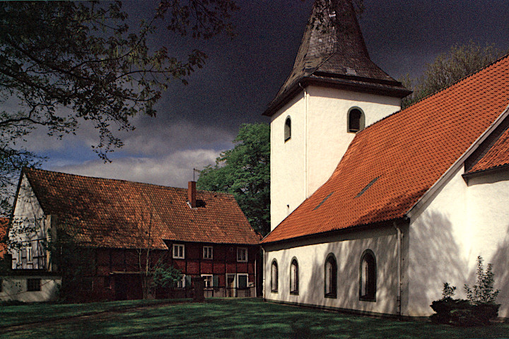in Eintracht nebeneinander: die ehemalige Dorfkneipe und die Kirche