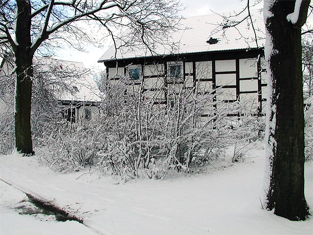 das Haus Wäsch vom Spielplatz aus betrachtet - links Haus Hinkelmann