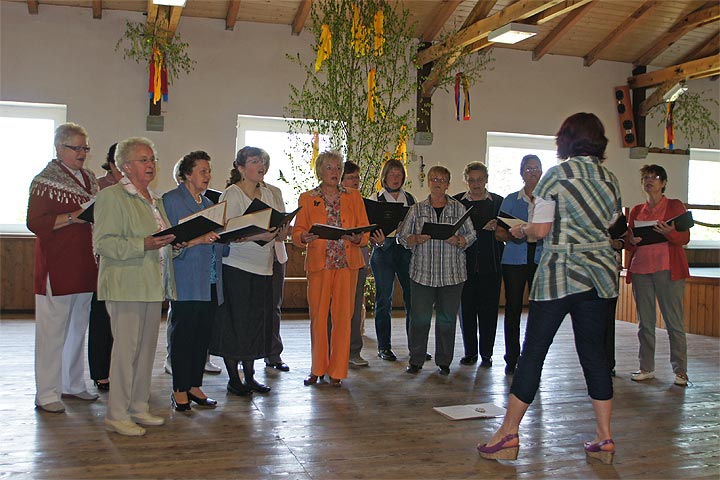 Der Frauensingkreis Scheidingen unter ihrer musikalischen Leiterin Andrea Nawroth