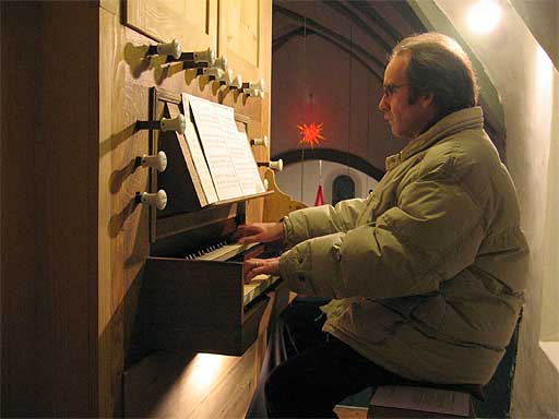 Stefan Krüger an der Ibach Orgel in der St Matthias Kirche Meiningsen