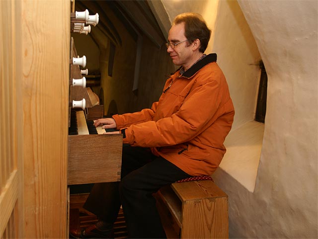 Stefan Krüger an der Ibach-Orgel der St Matthias Kirche in Meiningsen