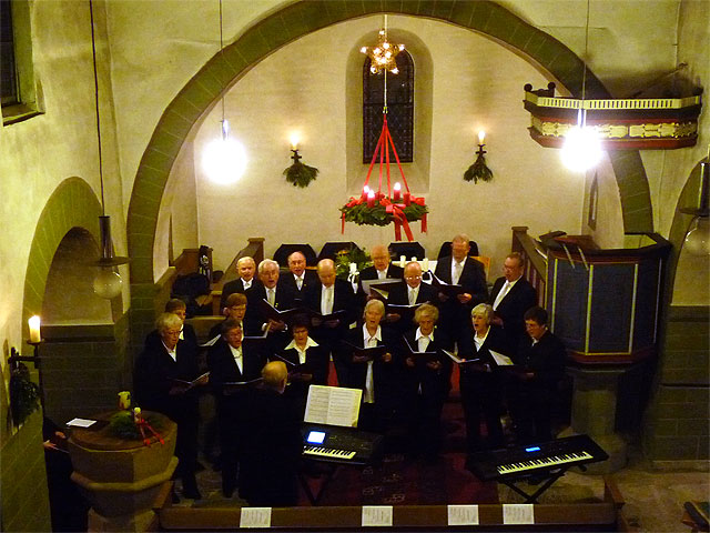 Chorgemeinschaft Liederkranz Meiningsen in festlich geschmückter Kirche