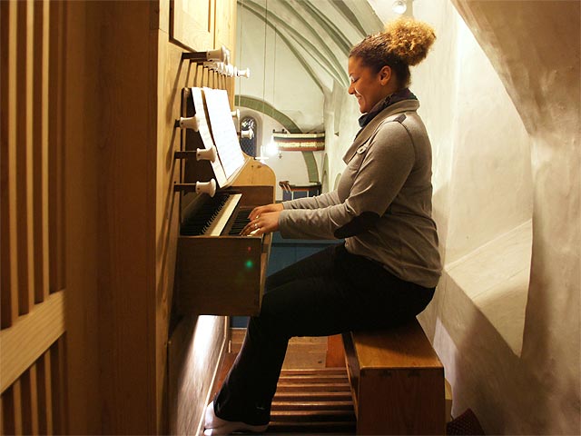 Organistin Christine Uti an der Ibach Orgel