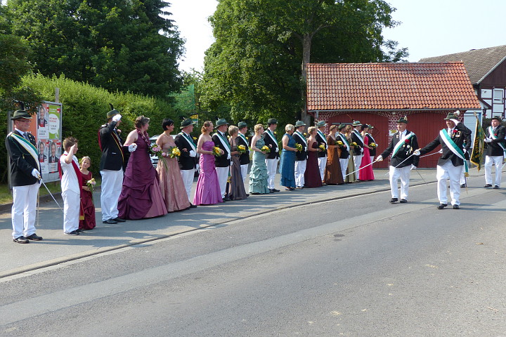 Parade in der Dorfmitte