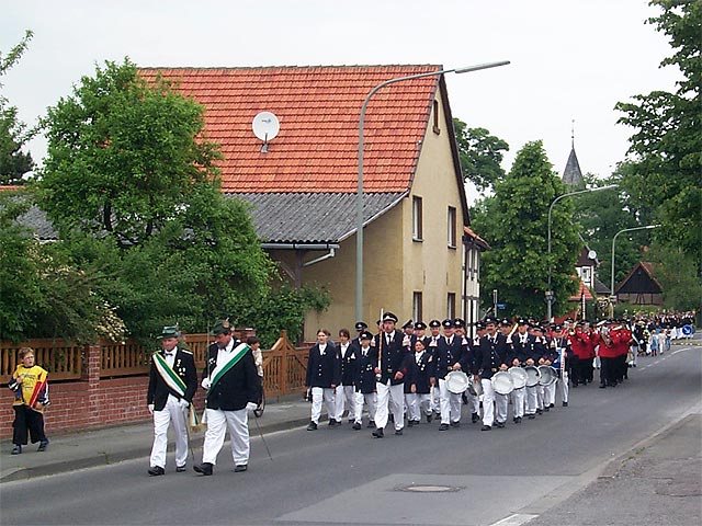 die Parade über die Schützenstraße