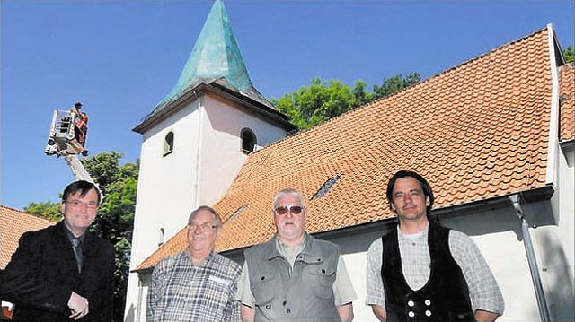 Pfarrer Dr. Frank Stückemann, Kirchmeister Friedrich Schmitz, Küster Heinz-Dieter Brunstein und Dachdeckermeister Boris Skupke