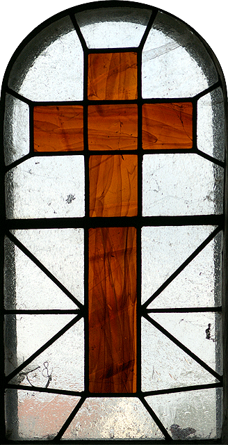 Kirchenfenster schlichtes Kreuz