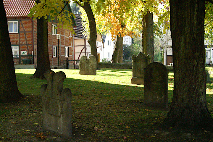 alter Friedhof an der Kirche