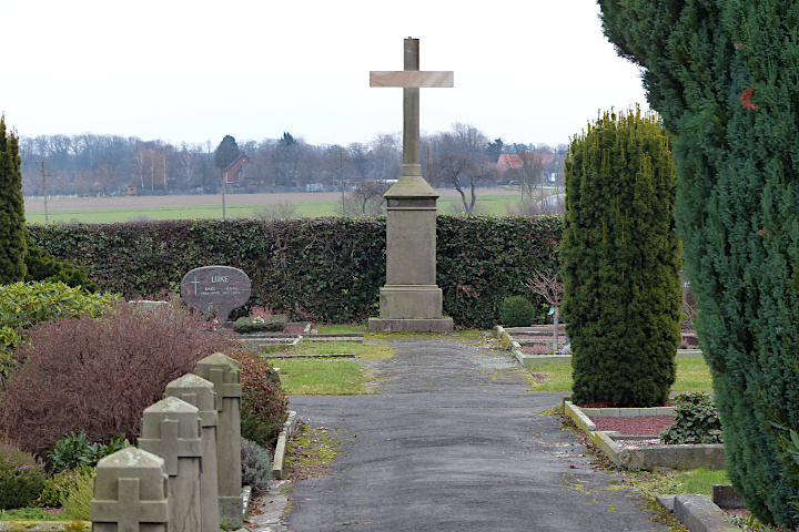 neuer Friedhof - das Sandstein-Kreuz von 1887