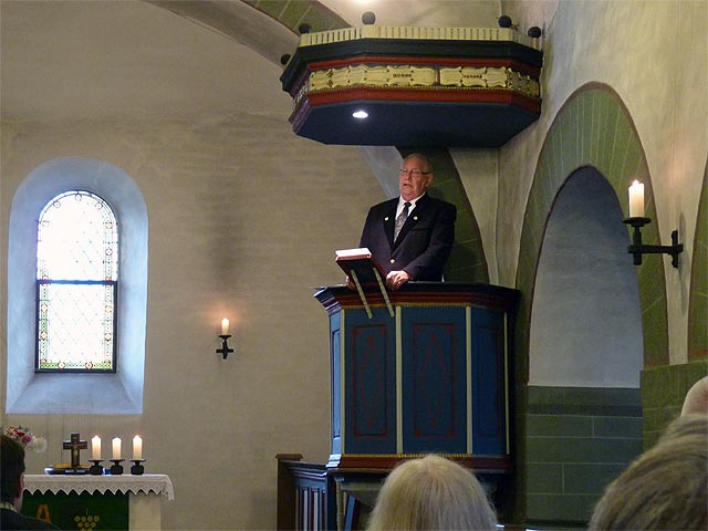 Kirchmeister Friedrich Schmitz bei der Predigt