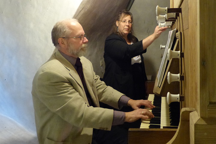 Organist Volker Schmidt mit seiner Frau Cornelia Pöpping