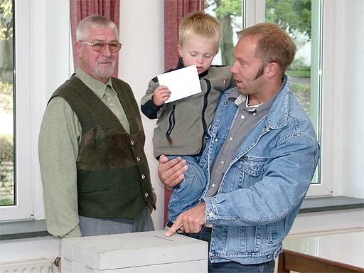 Heinrich-Dieter Brunstein und der letzte Wähler (mit Sohn)