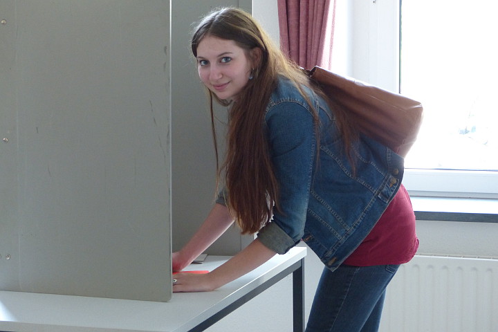 Anny bei der Stimmabgabe zur Kommunalwahl NRW 2014