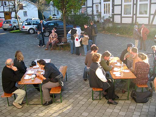 Speisung auf dem Dorfplatz