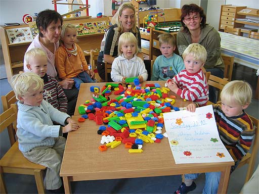 die drei Erzieherinnen Heidi Topp, Irmhild Schulte und Elisabeth Richert inmitten einer Schar Kinder